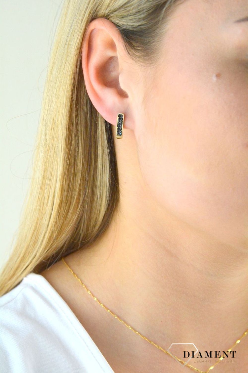 Złote kolczyki z czarnymi cyrkoniami KL 6957. Złote kolczyki cyrkonią. Złote kolczyki z czarną cyrkonią. Złote kolczyki delikatne. Malutkie kolczyki z cyrkonią. Kolczyki dla dziewczynki. Kolczyki dla kobiet.jpg